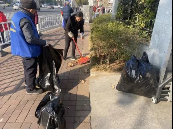 南京鼓楼区凤凰街道苏城苑社区工会开展“辞旧迎新大扫除”职工志愿服务活动