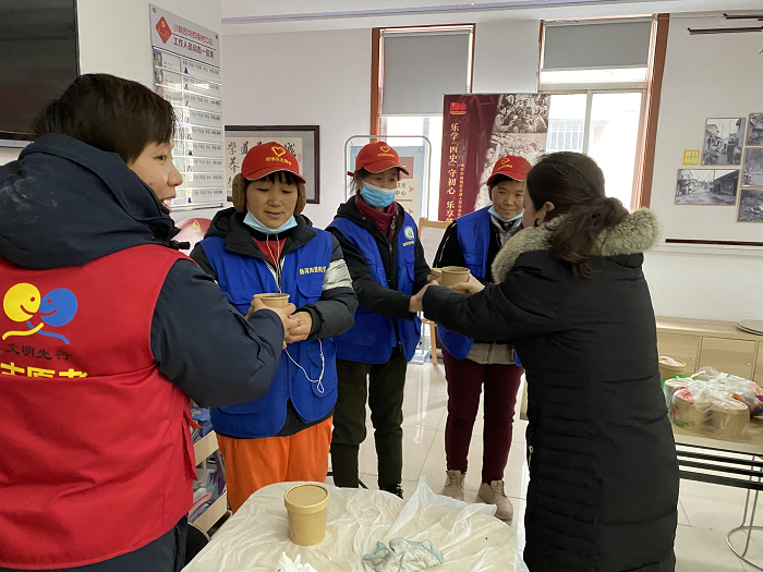 南京鼓楼区热河南路街道小桃园社区工会开展“浓情腊八”品粥活动