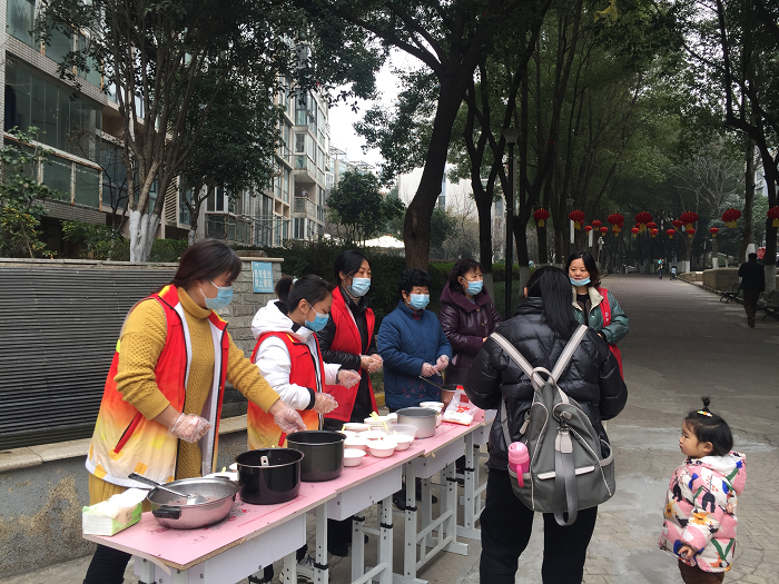 南京红山街道阳光嘉园社区工会开展“粥果飘香庆腊八 和谐邻里是一家”活动