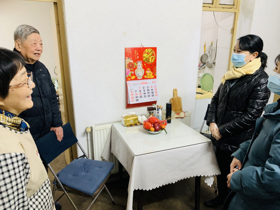 南京玄武区总工会春节期间走访慰问结对社区独居老人
