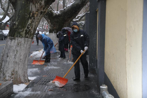 南京鼓楼区宁海路街道总工会开展扫雪除冰职工志愿服务活动